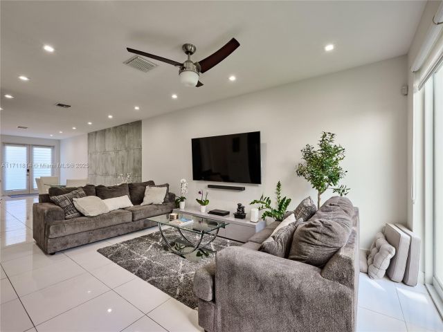 Продажа дома по адресу 6308 NW 104th Path 6308 - фото 5585123