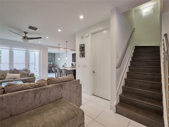 Продажа дома по адресу 6308 NW 104th Path 6308 - фото 5585124