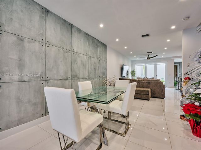 Продажа дома по адресу 6308 NW 104th Path 6308 - фото 5585126