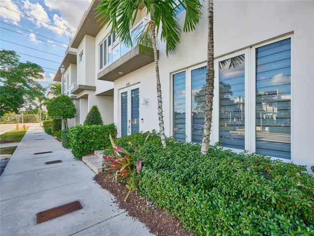 Продажа дома по адресу 6308 NW 104th Path 6308 - фото 5585131