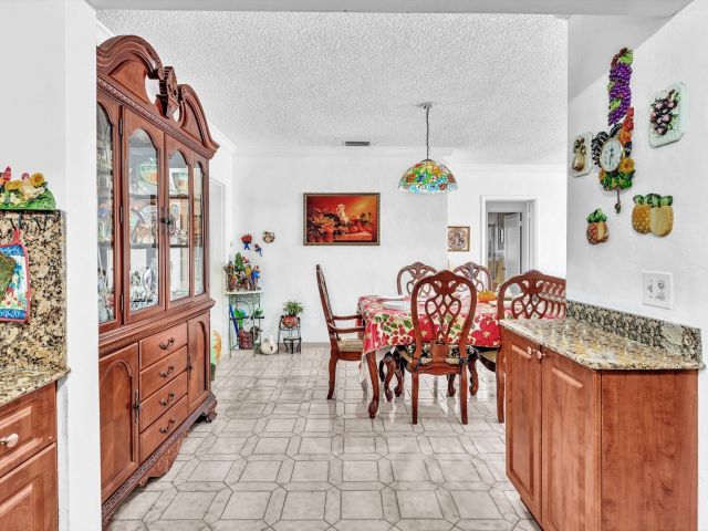 Продажа дома по адресу 2347 SW 18th St - фото 5970749