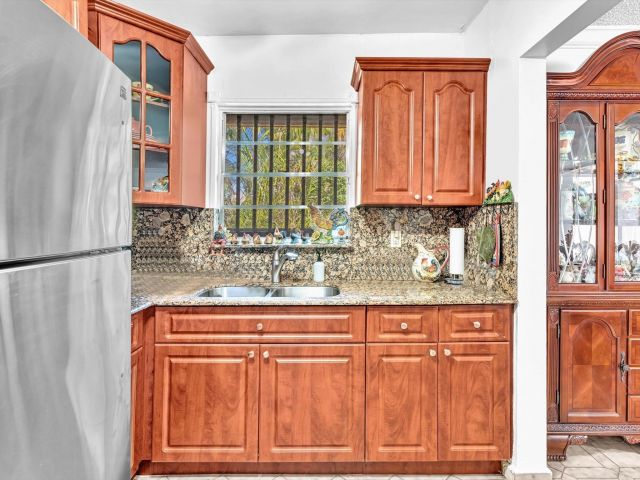 Продажа дома по адресу 2347 SW 18th St - фото 5970750