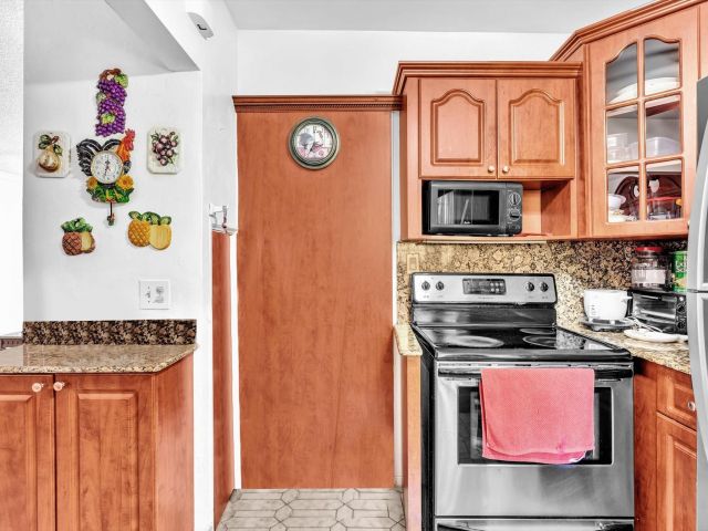 Продажа дома по адресу 2347 SW 18th St - фото 5970751