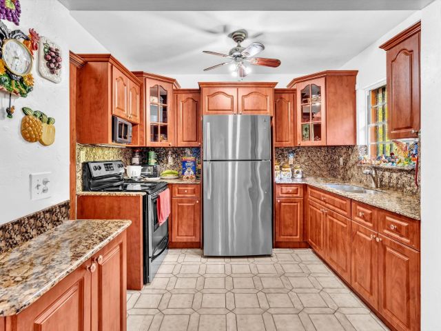 Продажа дома по адресу 2347 SW 18th St - фото 5970752