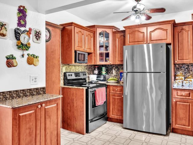 Продажа дома по адресу 2347 SW 18th St - фото 5970753