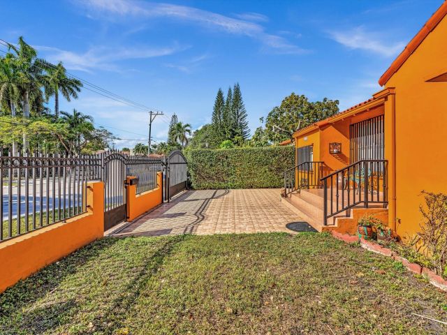 Продажа дома по адресу 2347 SW 18th St - фото 5970761