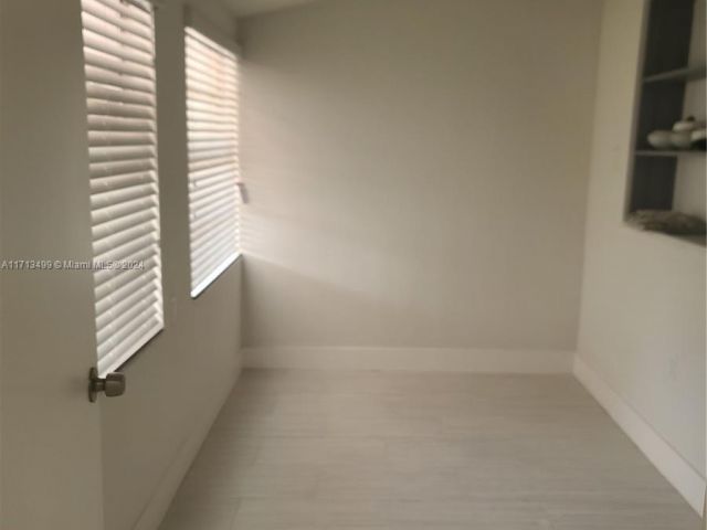 Продажа дома по адресу 1041 NW 32nd Pl - фото 6075635