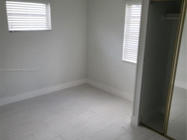 Продажа дома по адресу 1041 NW 32nd Pl - фото 6075636