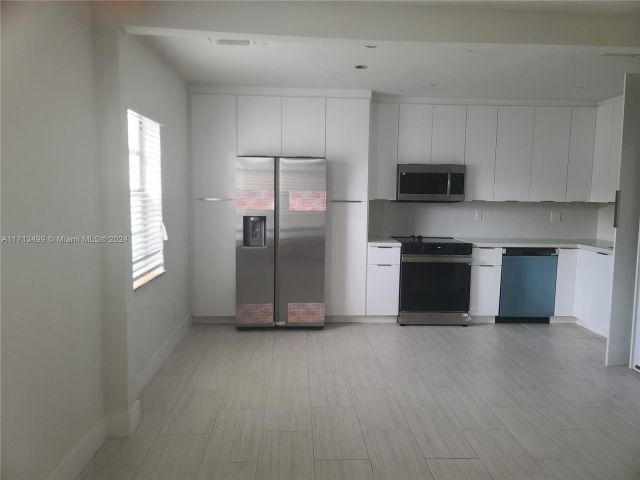 Продажа дома по адресу 1041 NW 32nd Pl - фото 6075639
