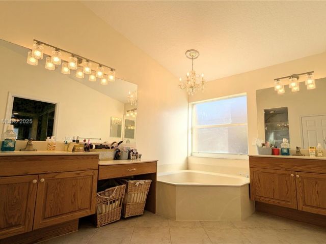 Продажа дома по адресу 760 SW 190th Ave - фото 6100509