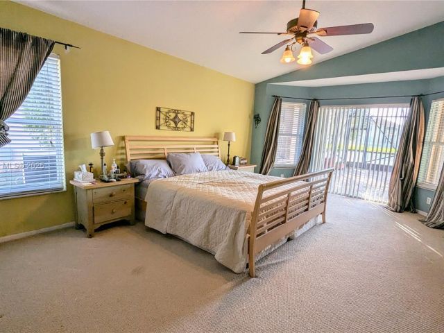 Продажа дома по адресу 760 SW 190th Ave - фото 6100511