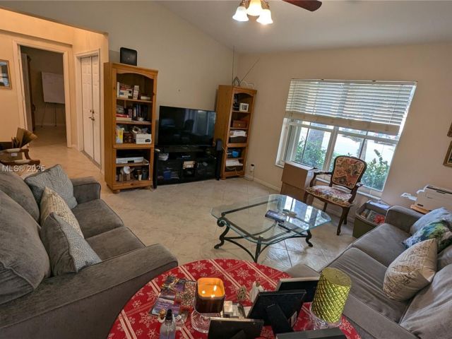 Продажа дома по адресу 760 SW 190th Ave - фото 6100513