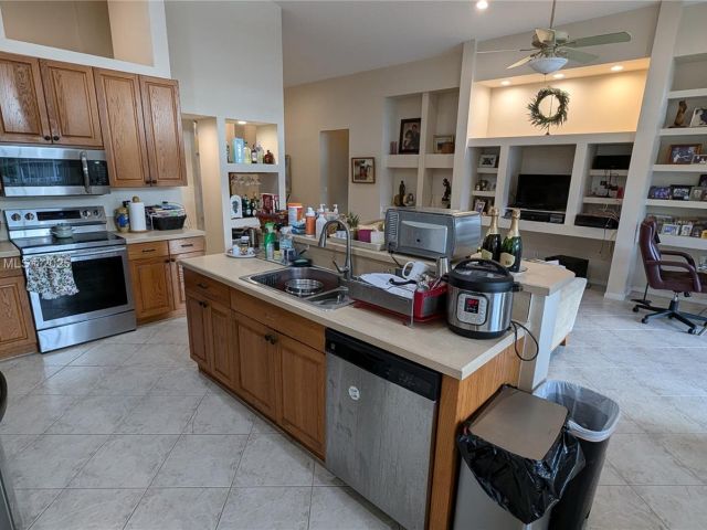 Продажа дома по адресу 760 SW 190th Ave - фото 6100514