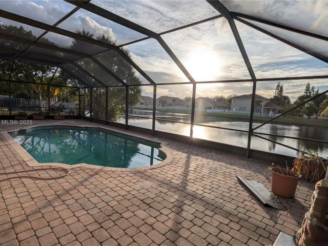 Продажа дома по адресу 760 SW 190th Ave - фото 6100519