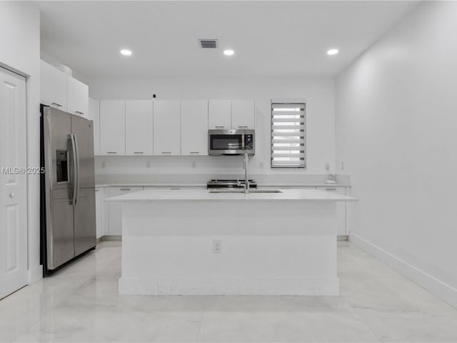 Продажа дома по адресу 8206 NW 43rd St - фото 5586045