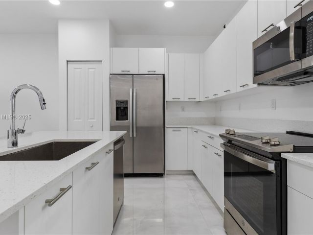 Продажа дома по адресу 8206 NW 43rd St - фото 5586046