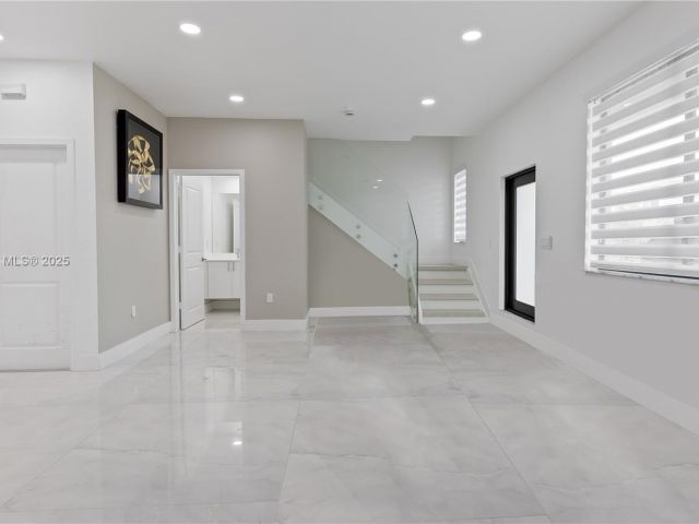 Продажа дома по адресу 8206 NW 43rd St - фото 5586049