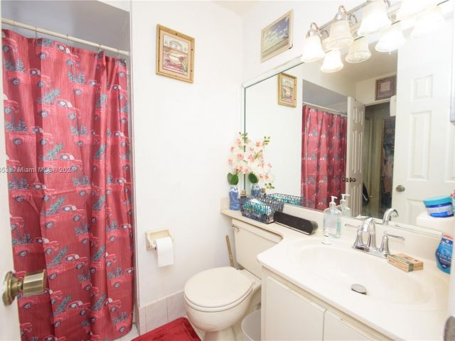 Продажа дома по адресу 19224 SW 122nd Ct - фото 6270913