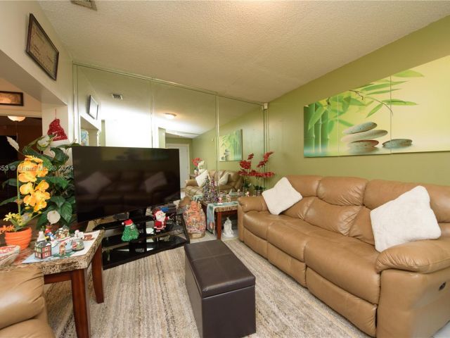 Продажа дома по адресу 19224 SW 122nd Ct - фото 6270917