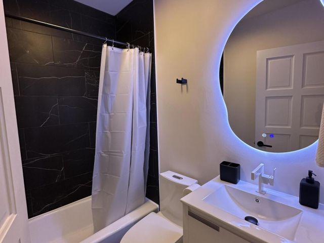 Дом в аренду по адресу 516 Royal Plaza Drive - фото 6234007