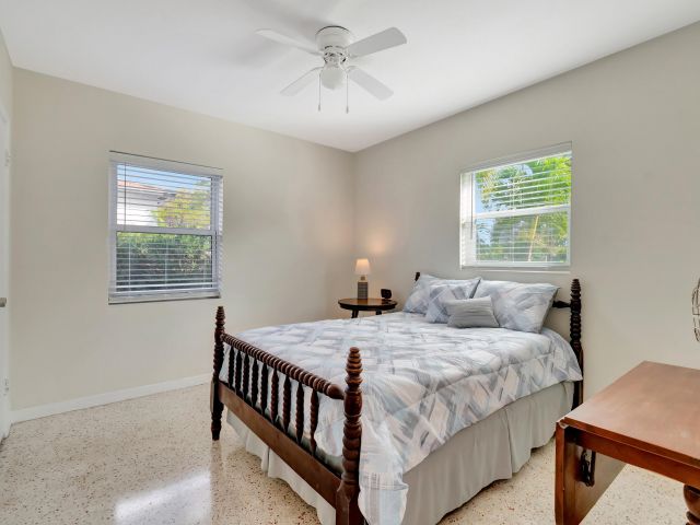 Продажа дома по адресу 234 NE 20th Street - фото 5754496