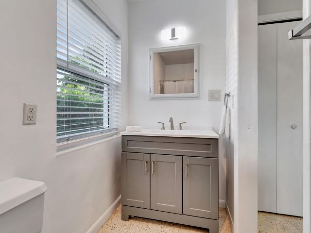 Продажа дома по адресу 234 NE 20th Street - фото 5754498