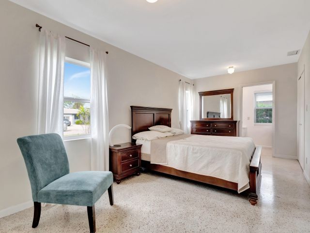 Продажа дома по адресу 234 NE 20th Street - фото 5754501