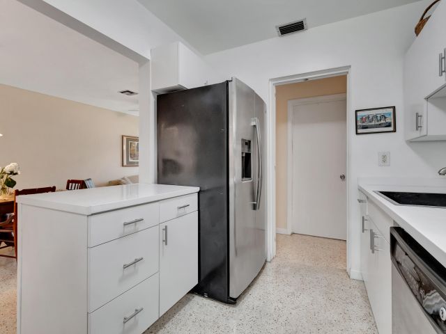 Продажа дома по адресу 234 NE 20th Street - фото 5754502