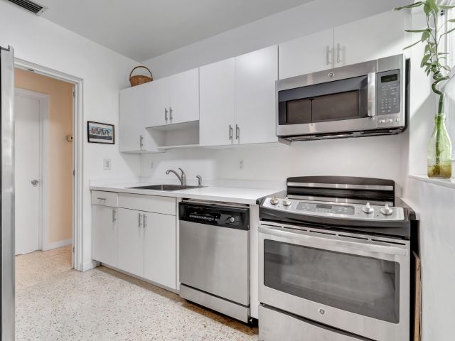 Продажа дома по адресу 234 NE 20th Street - фото 5754503