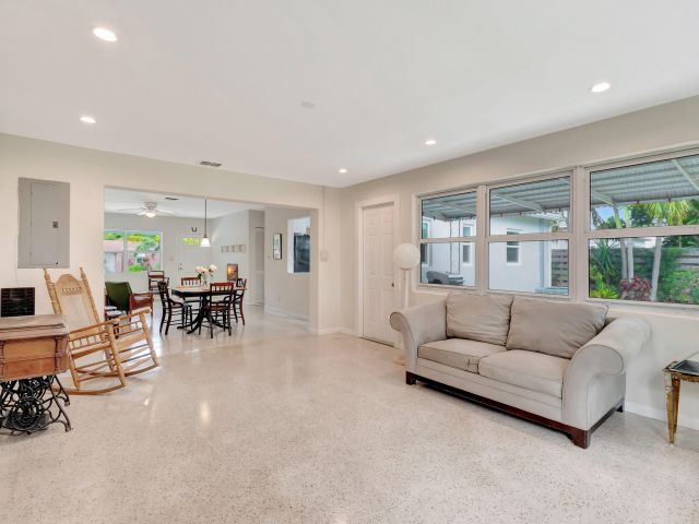 Продажа дома по адресу 234 NE 20th Street - фото 5754504