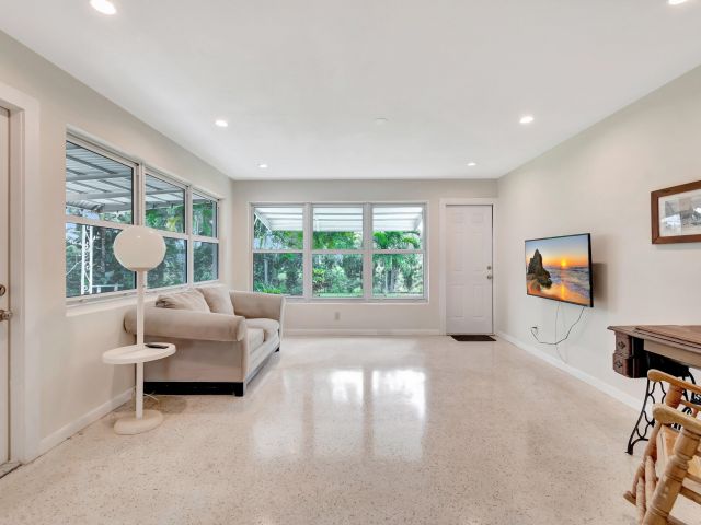 Продажа дома по адресу 234 NE 20th Street - фото 5754505