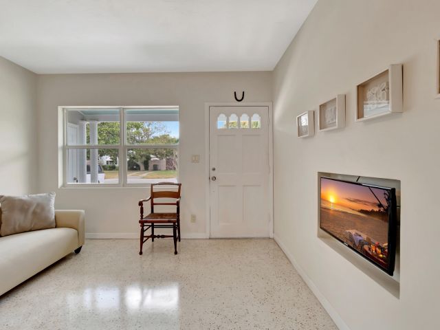 Продажа дома по адресу 234 NE 20th Street - фото 5754510