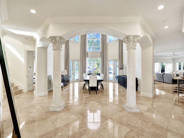 Продажа дома по адресу 642 Palm Dr - фото 5753157