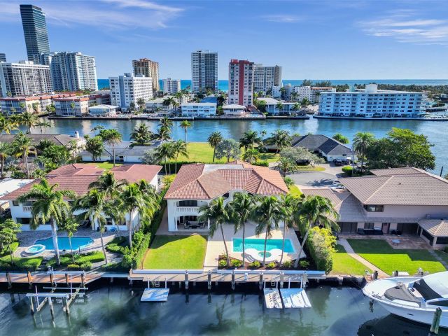 Продажа дома по адресу 642 Palm Dr - фото 5753163