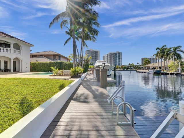 Продажа дома по адресу 642 Palm Dr - фото 5753171