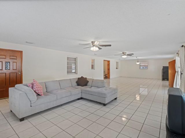 Продажа дома по адресу 4381 SW 5th Ter - фото 6215630