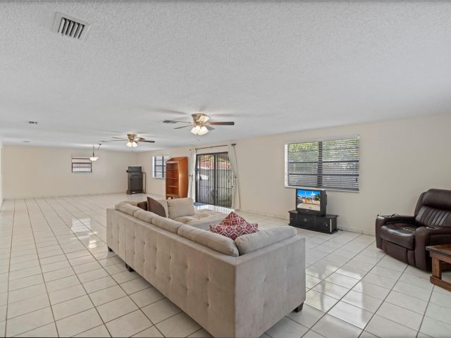 Продажа дома по адресу 4381 SW 5th Ter - фото 6215631