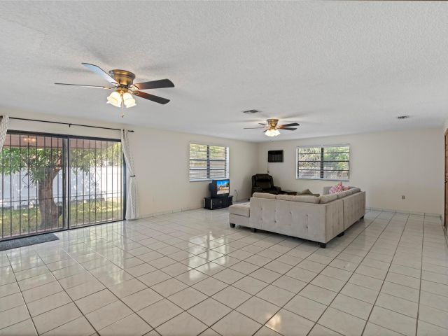 Продажа дома по адресу 4381 SW 5th Ter - фото 6215632