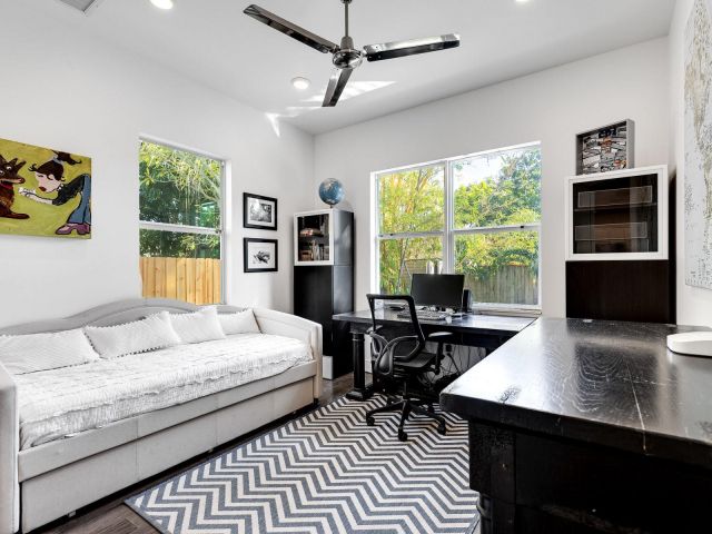 Продажа дома по адресу 540 NE 10th Ave - фото 5891503