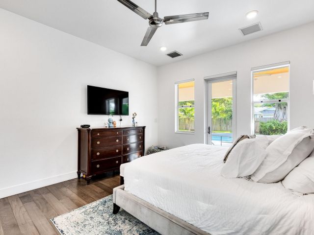 Продажа дома по адресу 540 NE 10th Ave - фото 5891510