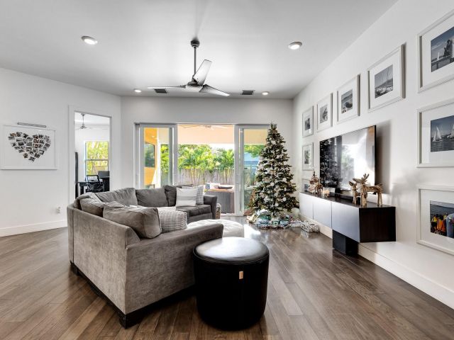 Продажа дома по адресу 540 NE 10th Ave - фото 5891512