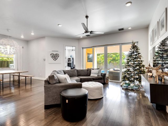 Продажа дома по адресу 540 NE 10th Ave - фото 5891513