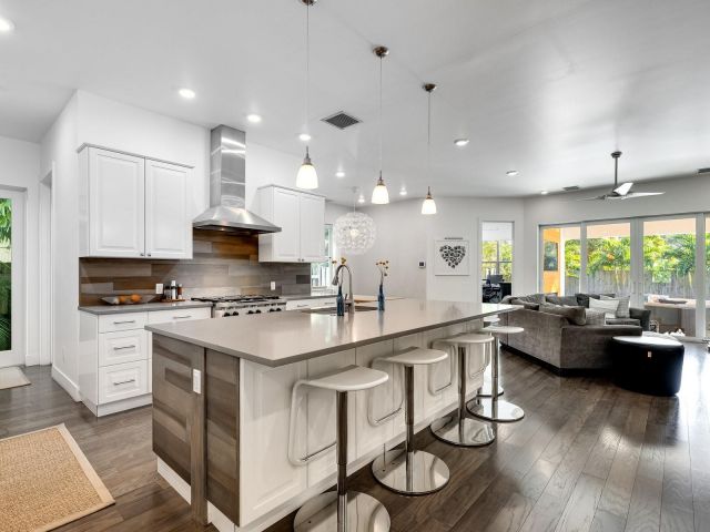 Продажа дома по адресу 540 NE 10th Ave - фото 5891518