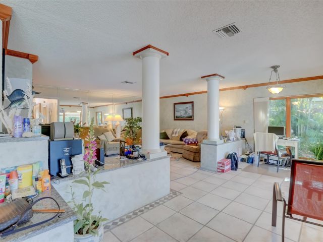 Продажа дома по адресу 305 S Riverside Dr - фото 5543412