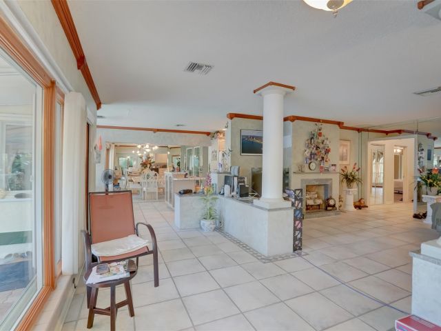 Продажа дома по адресу 305 S Riverside Dr - фото 5543413