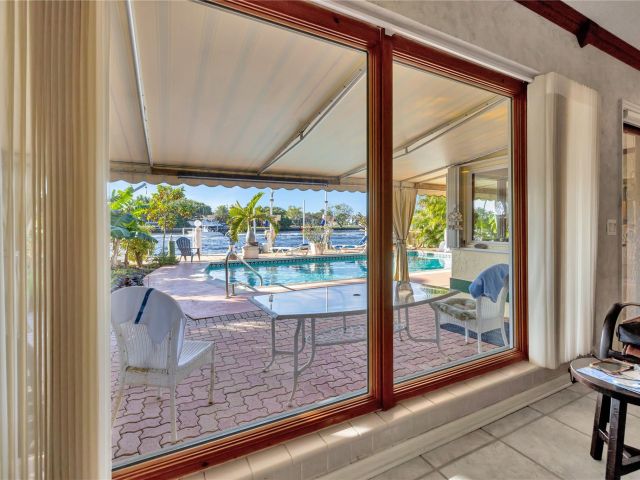 Продажа дома по адресу 305 S Riverside Dr - фото 5543414