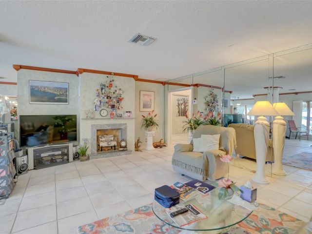 Продажа дома по адресу 305 S Riverside Dr - фото 5543415