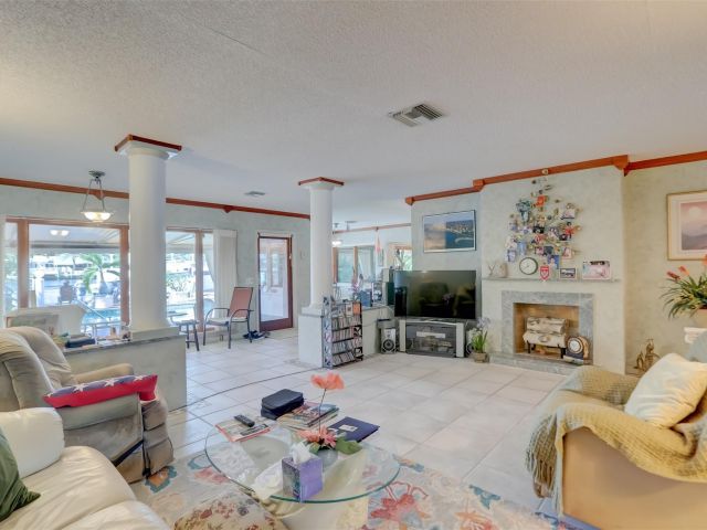 Продажа дома по адресу 305 S Riverside Dr - фото 5543416