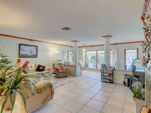 Продажа дома по адресу 305 S Riverside Dr - фото 5543417