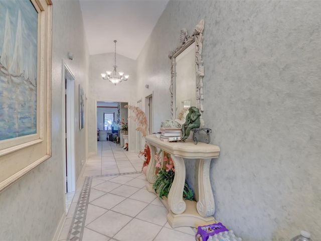 Продажа дома по адресу 305 S Riverside Dr - фото 5543419